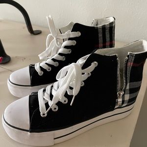 Cool sneakers as good as new